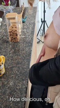 Eine stieftochter wird beim Frühstück überrascht.