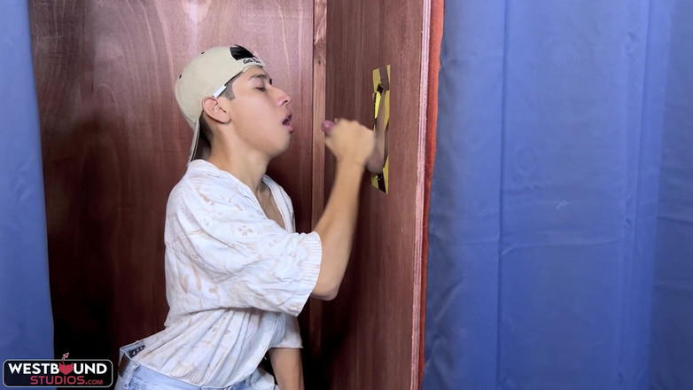 Latin Twinks: Gilberto moon对吮吸鸡巴并不厌倦