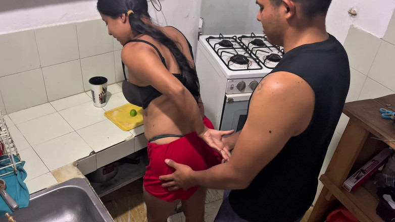 Gilversexy: Eu fodo muito duro com meu vizinho na cozinha!