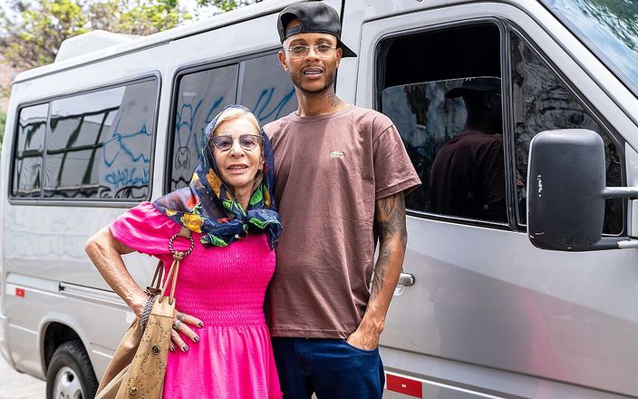 MaturePickup: Une mamie tatouée de 81 ans se fait draguer pour une...
