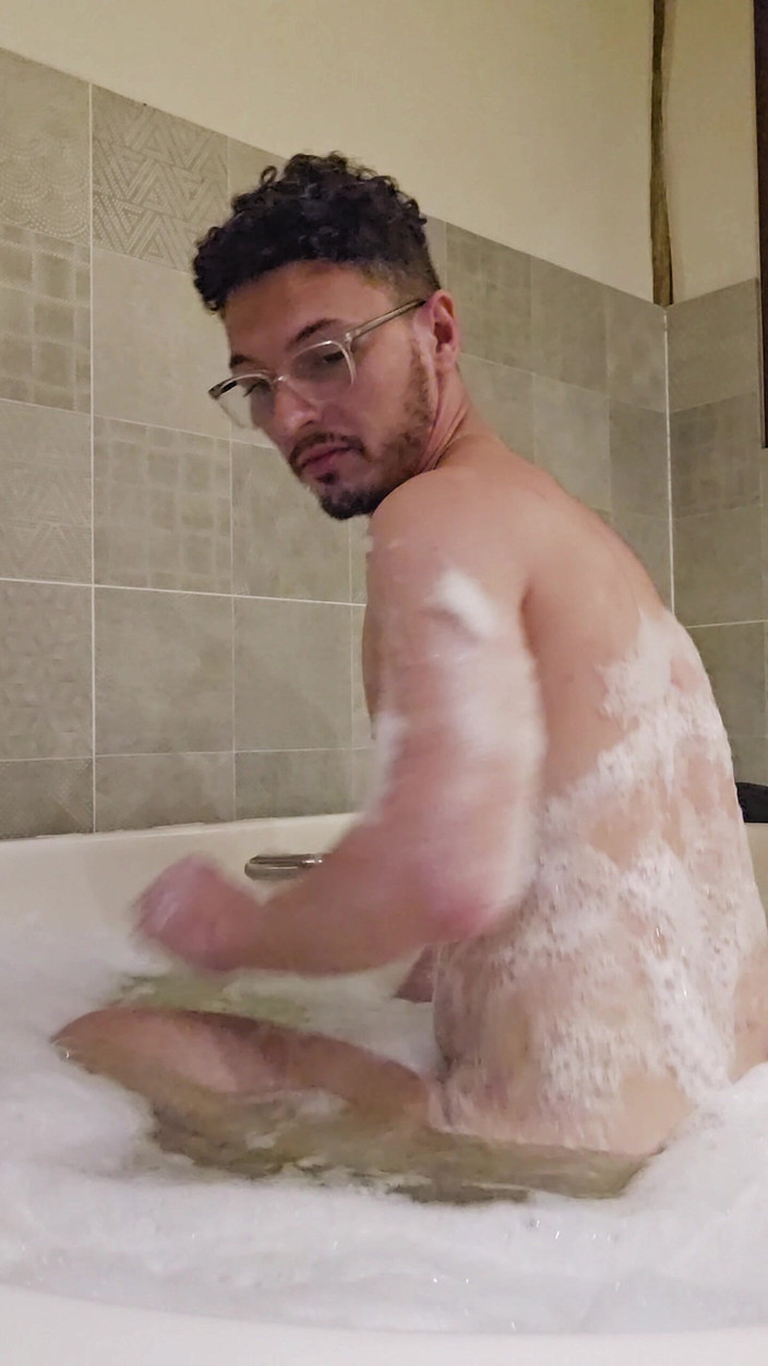 Pvt gloryhole br (brazil): Tu veux bien entrer dans cette baignoire avec moi ?