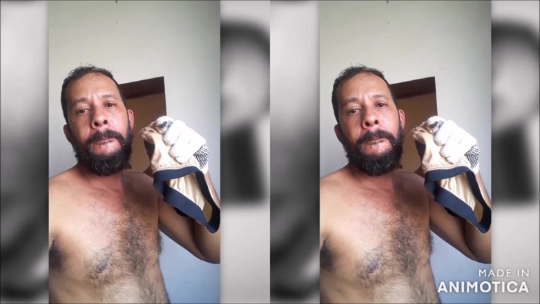 Stink HairyMale: Wąchanie brudnej bielizny