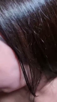 Homem cruel brinca com uma beleza peituda casada e suas curvas sensuais em um encontro totalmente revelado.