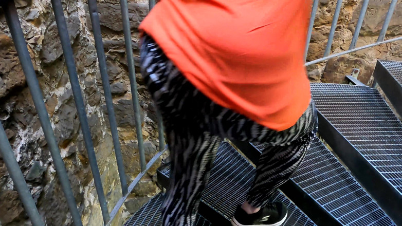 Bouncy Tits Action: Pobicie jednego z jej cycków na pomniku