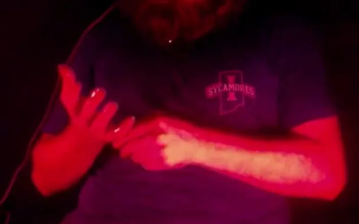 Au79: Masturbating Illuminated by a Deep Red Light