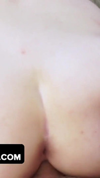 Este bine ca un tată vitreg să-și fută drăguța fiică vitregă roșcată? ~ Film gratuit complet