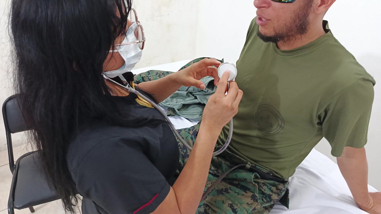 NEGRITA SEXY: Doktor zmysłowo obmacuje żołnierza w gabinecie lekarskim podczas konsultacji