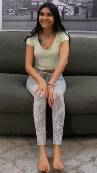 Bintang bokep latina dengan tubuh mungil ini mulai ngentot dan nyepong kontolku di sofa casting bokep pertamanya