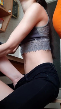 当我们的继母准备早餐时，我们在她背后进行了危险的性爱