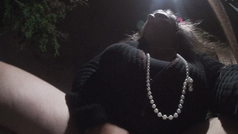 JonasBen: Madura mariquita crossdresing adentures al aire libre por la noche