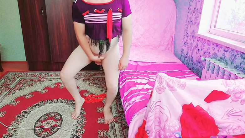 Kitty_Cross: Banci seksi memberikan penampilan nakal semasa bermain-main