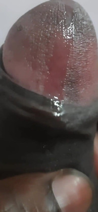 한 남자가 자신과 친밀한 순간을 맛보고 있습니다.