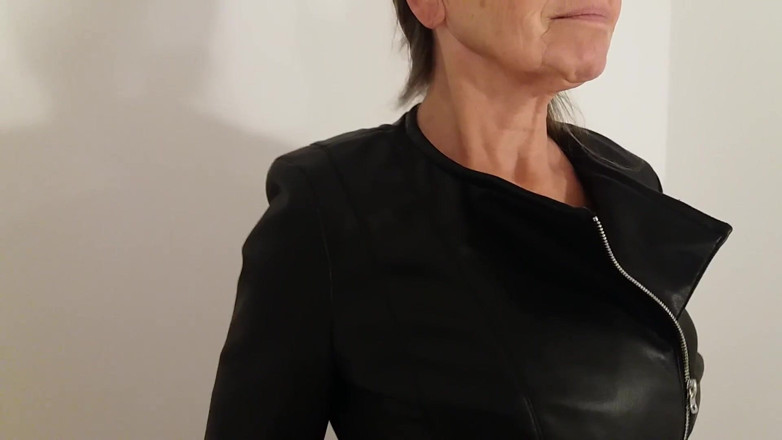 martinawest: Geile Oma Trägt String-tangas Und Leggings!