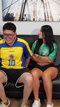 Traiu Meu Namorado Nerd Com O Melhor Amigo Dele Enquanto Assistíamos Ao Jogo