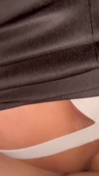 Un băiat tânăr sexy este futut fără prezervativ în pantaloni de către tati