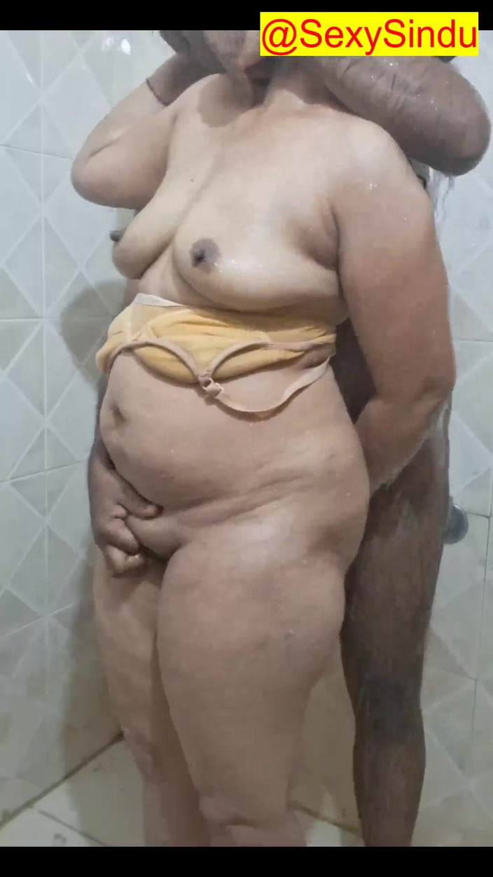 Sexy sindu: Cặp đôi hôn nhau tắm nóng bỏng