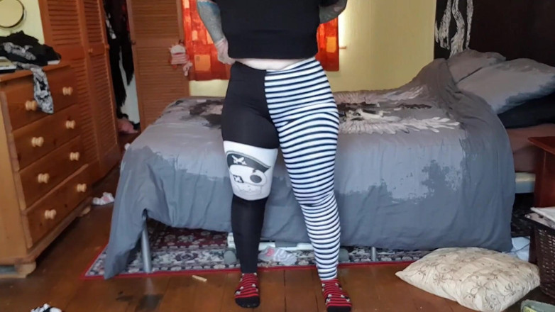 Tattooed Milfy Mama: PAWGストレッチングとカミングにレギンス