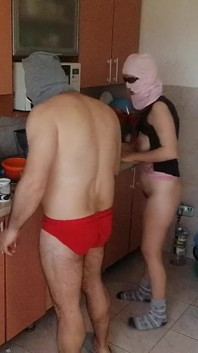 Casal Se Divertindo Na Cozinha. Esposa Sexy Fazendo Tarefas Em Casa Nua