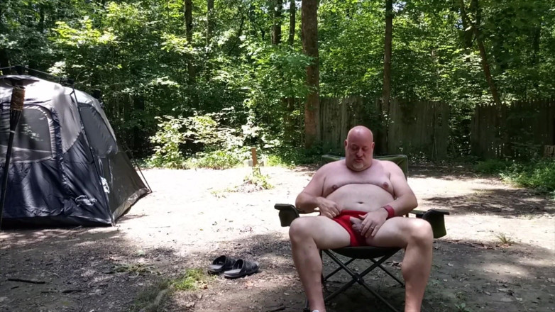 beardaddychub: Złapany na zewnątrz !! Szarpanie niedźwiedzia dołącza do nieznajomego z ekscytującym...