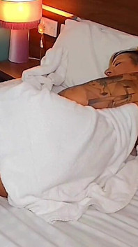 Fötter slickar sexigt kort hår blond spansk milf catalina ft
