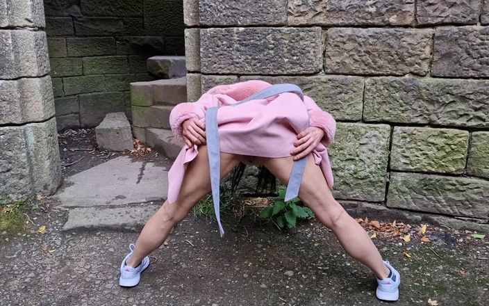 Nicky Brill: Chatte nue en plein air et béante