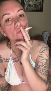 Chery Trees fumando en bikini