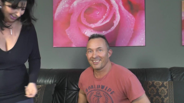 Mature Climax - 100% Mature Videos: Morena madura con grandes tetas naturales se la follan hasta...