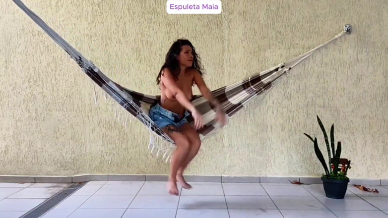 Espuleta: 火辣黑发女郎在后院炫耀并在吊床上自慰