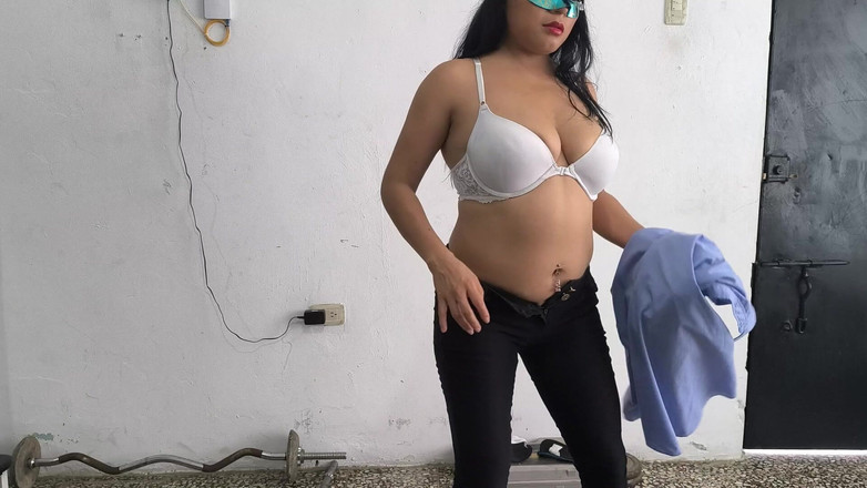 NEGRITA SEXY: Policistka je doma, připravená na pracovní přestávku. Je to sladká...