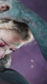 Tattoo gepierctes altes mädchen gibt schlampigen blowjob und wird anal gefickt