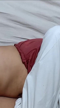 女大学生sara想要和她的情人做爱，她是一个热辣纯熟女