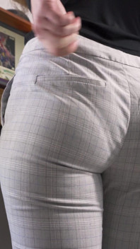 Colega de trabalho sexy em calças apertadas provoca bunda e calcinha de costas completas