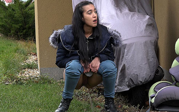 Puffy Network: V garážích od Got2Pee, kde dívky přicházejí chcat