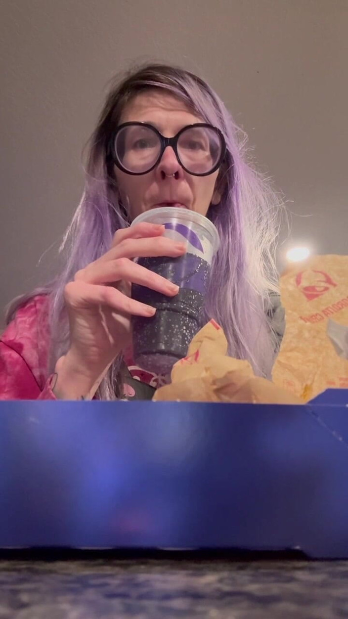 Peppermint Giantess: 67 gigante comendo e arrotando