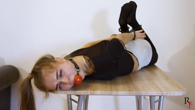RF studio production: Leya's hogcuffs uithoudingsvermogen uitdaging