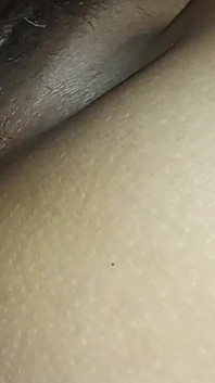 Follando el coño de una milf chorreando usando un consolador y un condón De repente se detuvo porque alguien golpeó la puerta