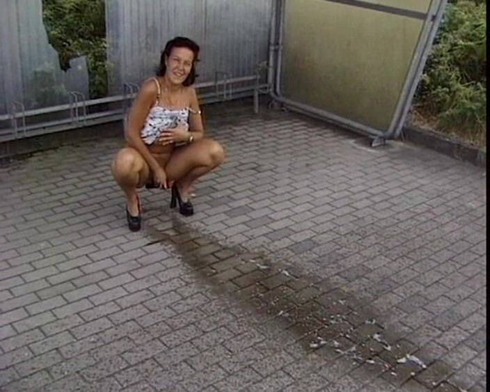 BB Video - Old School: 독일 밀프 야외 오줌싸기