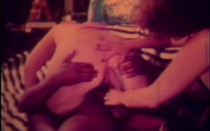 Vintage megastore: Dua tante girang liar seks anal threesome sama kontol hitam.