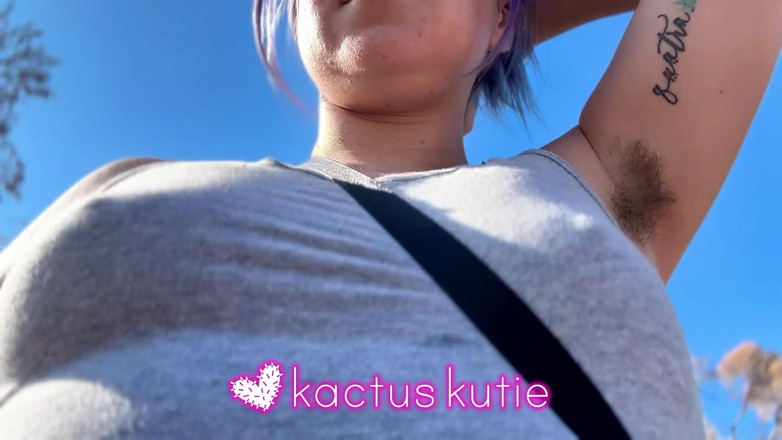 kactus kutie: छोटे उछलते स्तन ग्रे शर्ट में पसीना