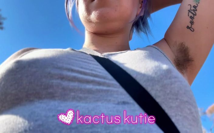 Kactus kutie: Маленькі підстрибуючі цицьки потіють у сірій сорочці