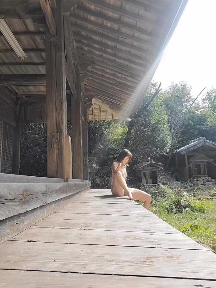 Mayumi Kanzaki: Однажды летом зрелая женщина была голой и устраивала съёмку на улице