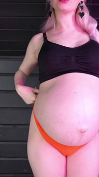 Pregnant in Cameltoe