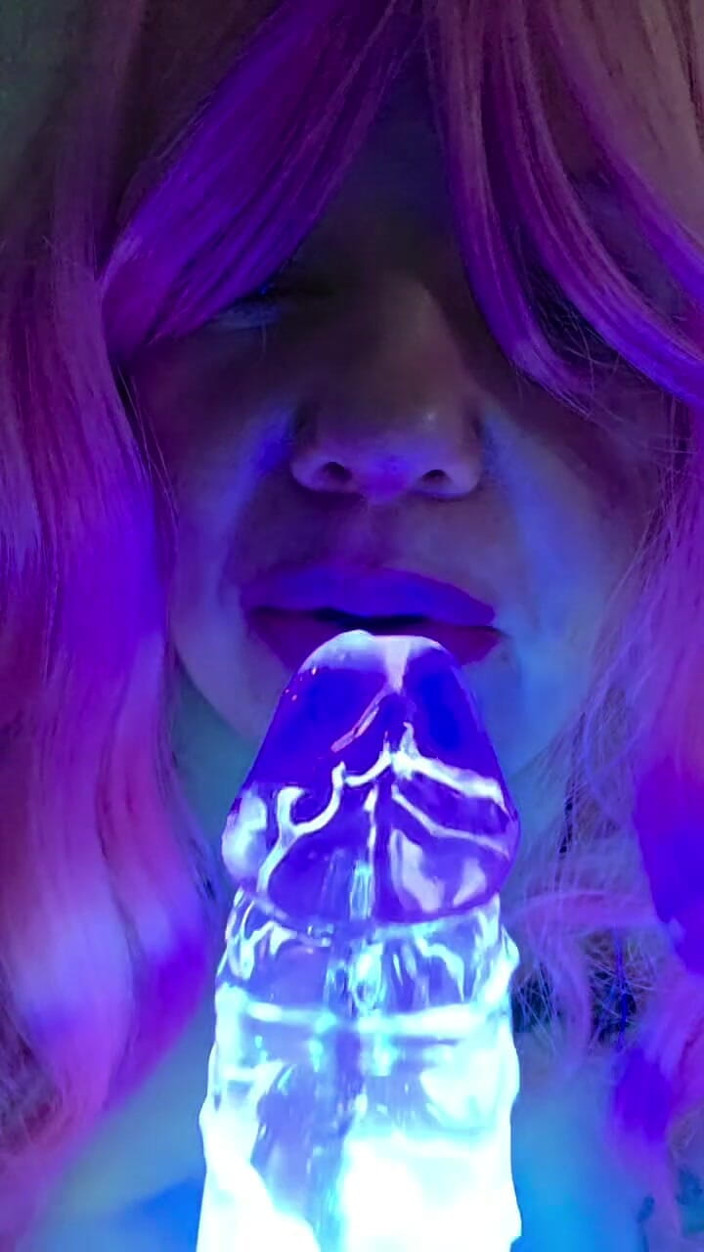 LustyPeachesofSin: Zuigen op mijn verlichte dildo