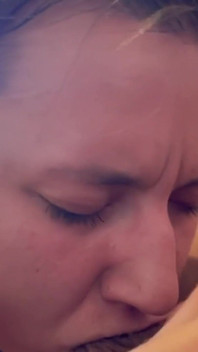 Con đĩ siiting trên máy rung