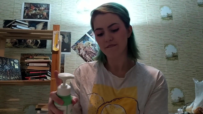 Stacy Moon: Cewek itu mergokin kamu lagi pakai lotion favoritnya (tanpa suara pria,...