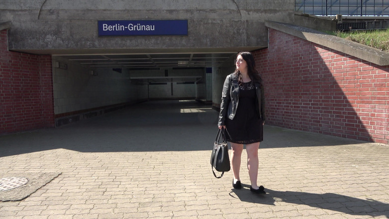 German amateur - 100% German hardcore videos: Curvei germane grase îi place să se pișe în public