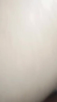 그녀의 젖은 보지 보지 안에 흑인 대물 자지로 신음하는 여친