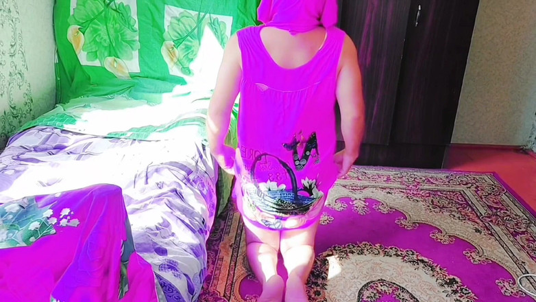 Kitty_Cross: Heiße ladyboy sexy tanzt vor den nachbarn