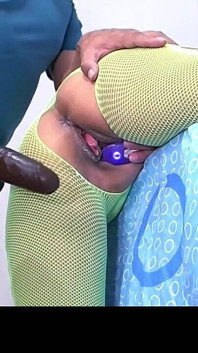 Istri Bergairah Menelan Dildo Besar di Dekat Vaginanya yang Dalam