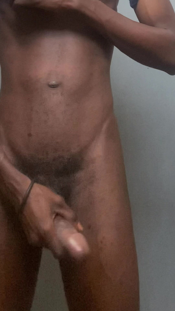 Slimniqqa: BBCが公衆トイレで楽しんでいる